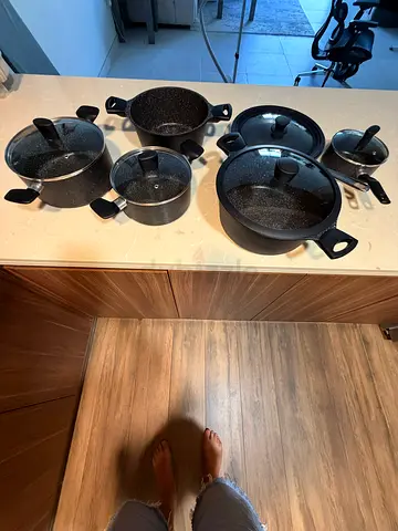 Used 5-piece non-stick cookware set (pots and pans) - good condition