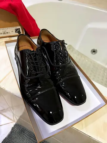 Authentic Louboutin Greggo Oxford shoes size 42. Black Patent Leather.
