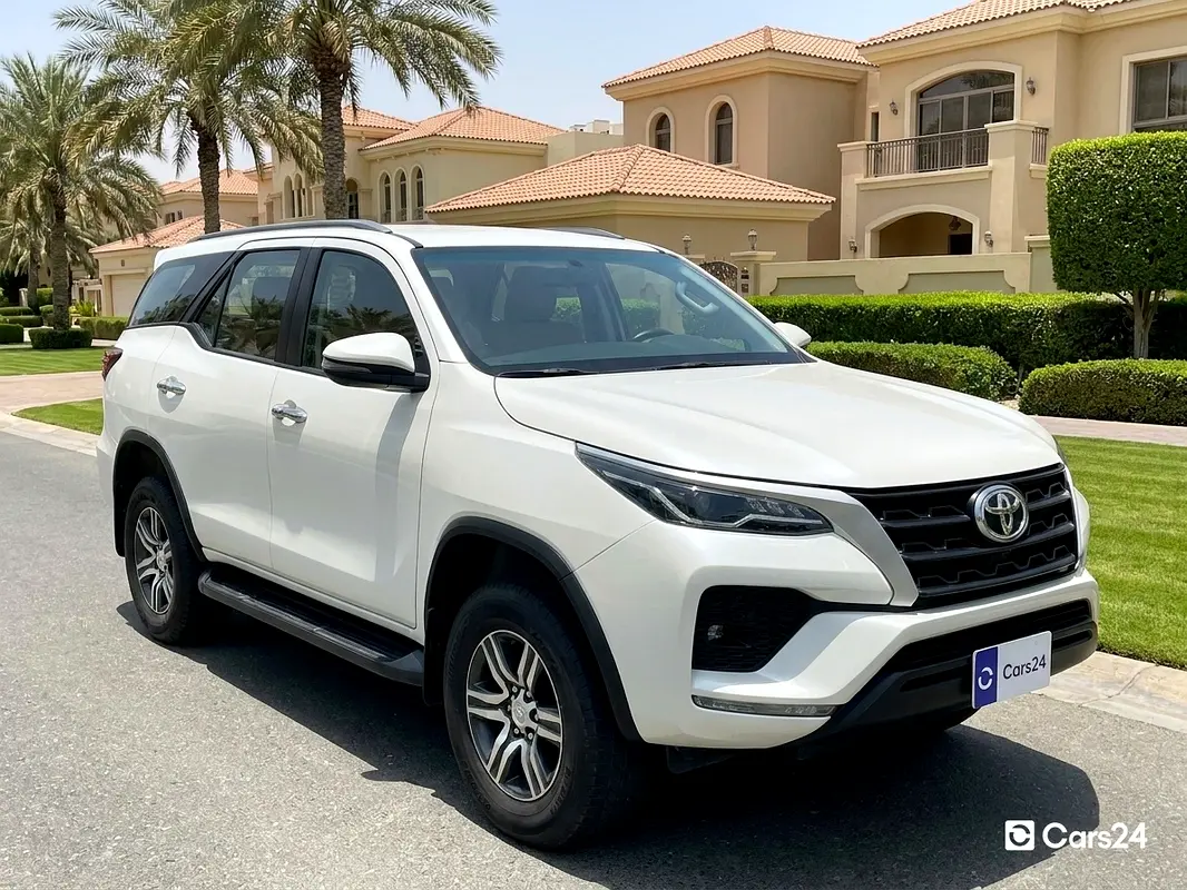 Toyota Fortuner 2023 — photo 1 of 13