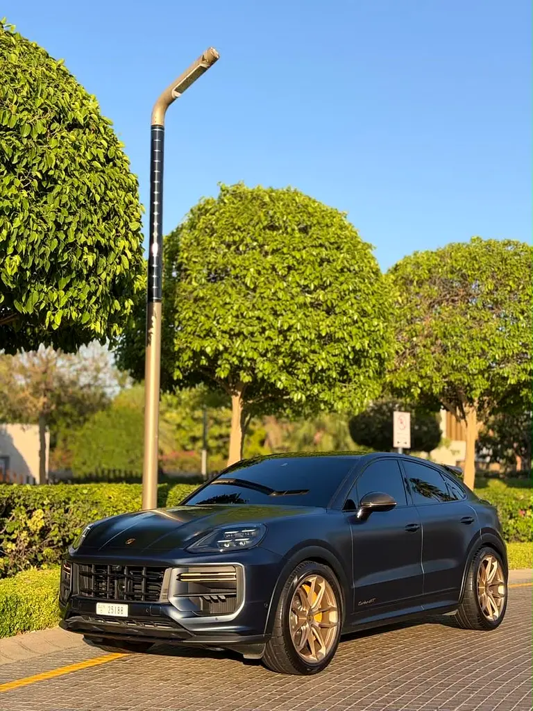 Porsche Cayenne 2024 — photo 1 of 10
