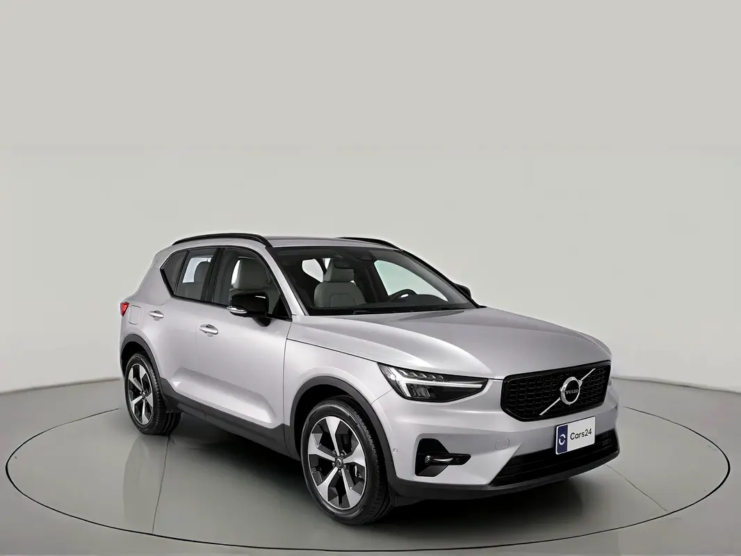 Volvo XC40 2023 — photo 1 of 12