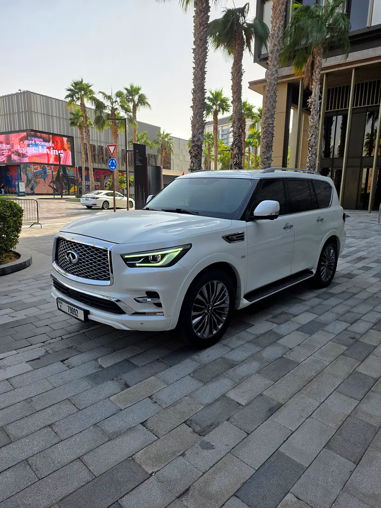 Infiniti QX80 2018 — photo 1 of 19