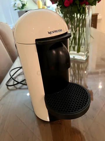 Nespresso Vertuo capsule coffee machine - excellent condition