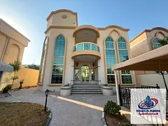 Two-storey villa in Al Fisht with 4 bedrooms, 2 spacious living halls, 6 bathrooms, private swimming