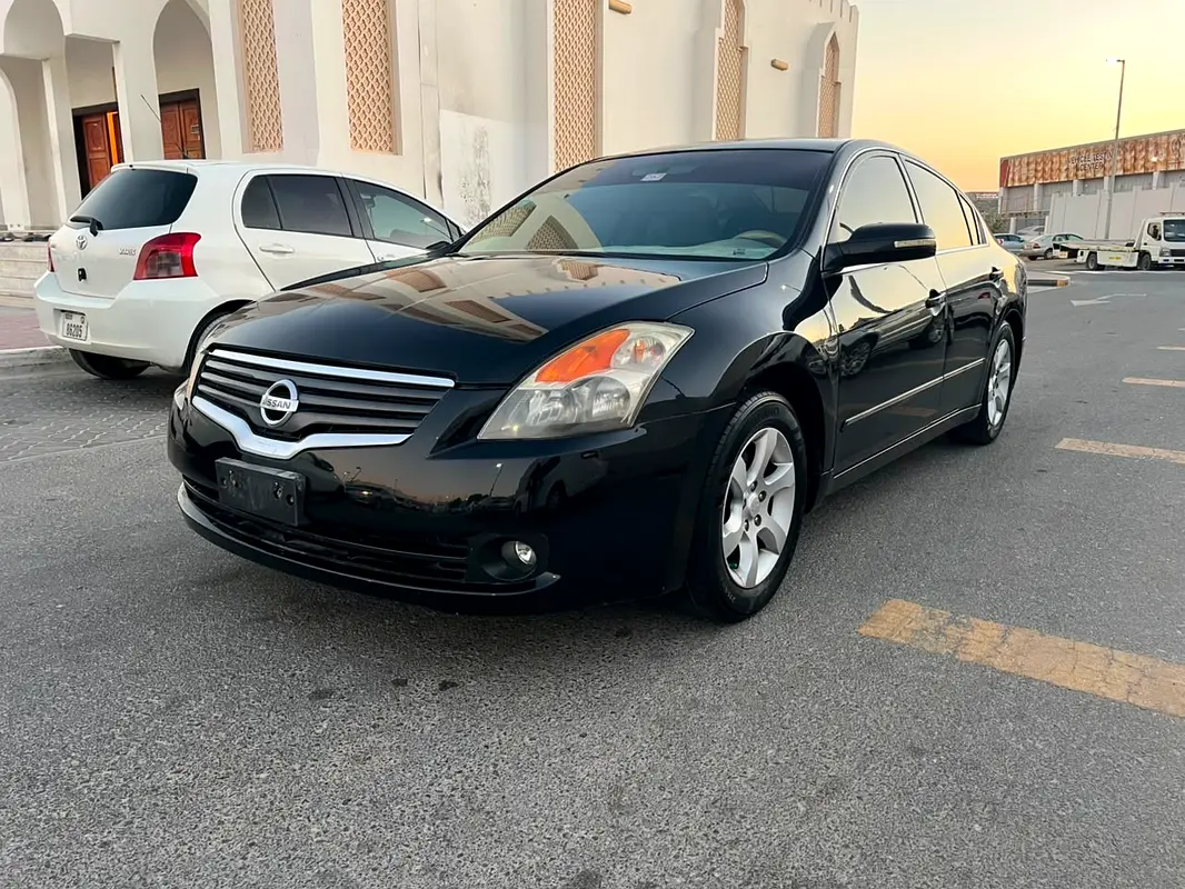 Nissan Altima 2009 — photo 1 of 10