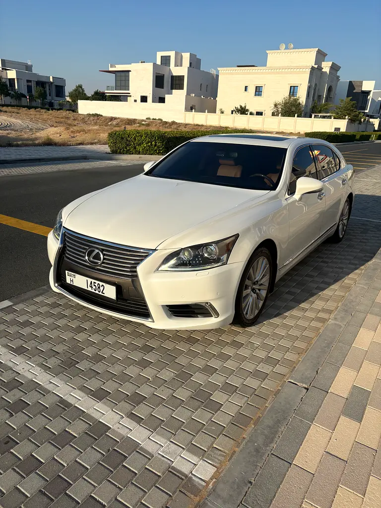 Lexus LS-Series 2015 — photo 1 of 9