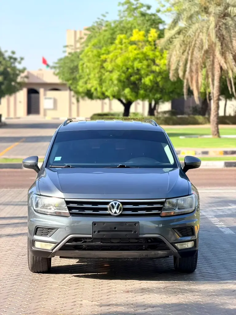 Volkswagen Tiguan 2021 — photo 1 of 8