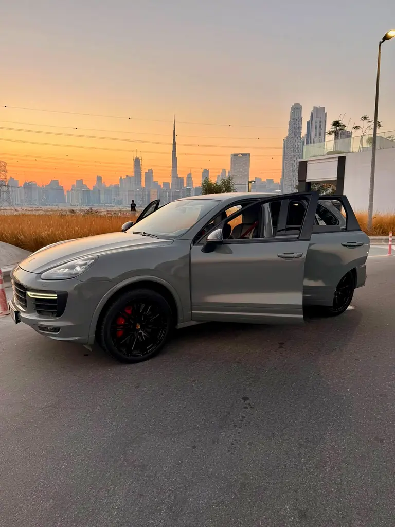 Porsche Cayenne 2016 — photo 1 of 8