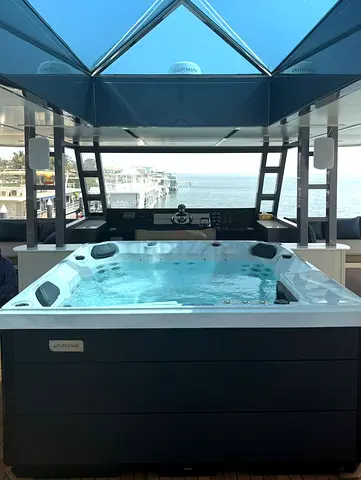 Used Outdoor Hot Tub / Spa - Large Jacuzzi Unit (Good Condition)