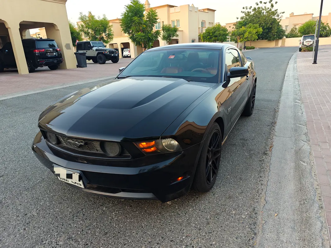 Ford Mustang 2011 — photo 1 of 9