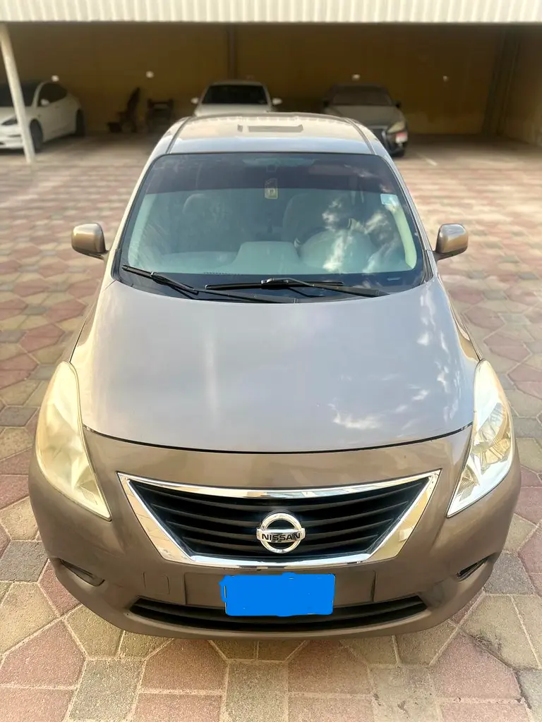 Nissan Versa 2012 — photo 1 of 6