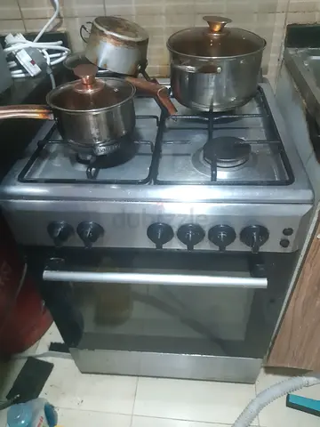 Used stainless steel 4-burner gas cooker with oven (needs minor cleaning)