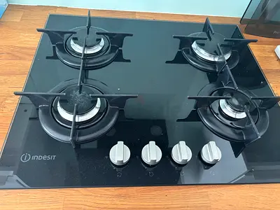 Indesit 4-Burner Built-In Gas on Glass Hob – Excellent Condition