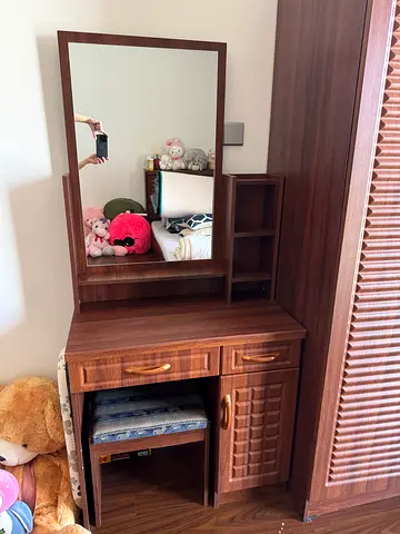 Dresser with mirror with chair