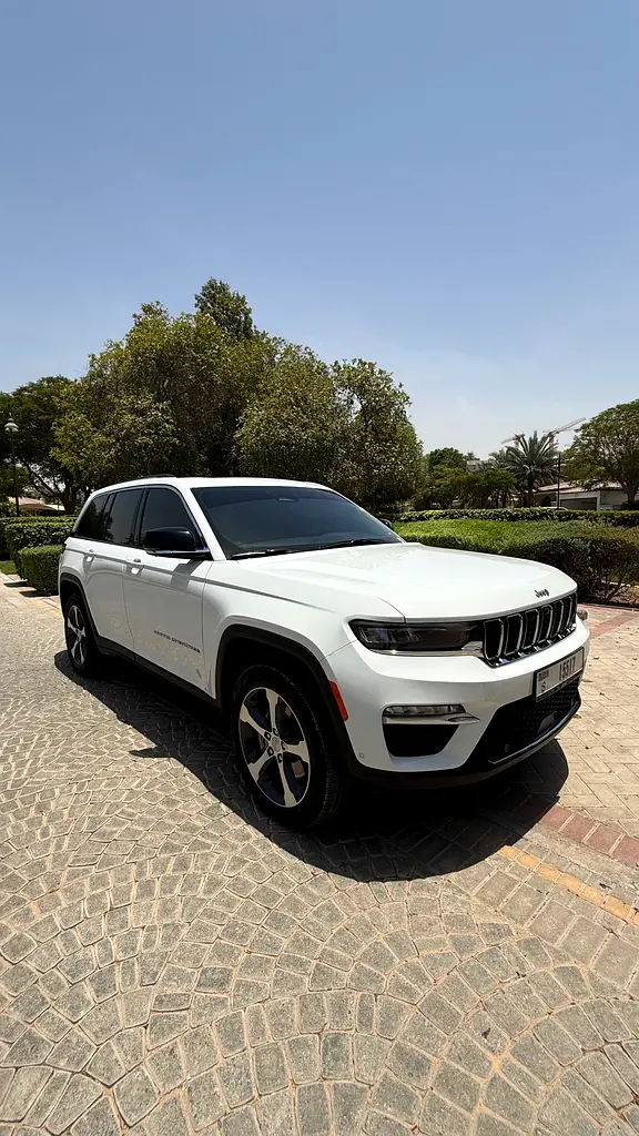 Jeep Grand Cherokee 2023 — photo 1 of 19