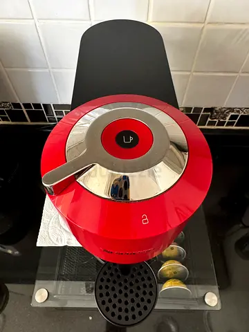 Red single-serve capsule coffee machine — good working condition