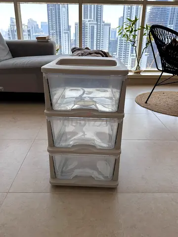 Small plastic chest of drawers - good condition