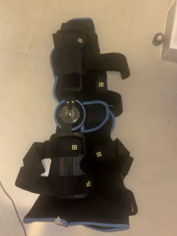 Knee Immobilizer Brace – Good Condition, Light Use