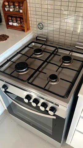 Stainless Steel 4-Burner Gas Stove with Oven - excellent Condition