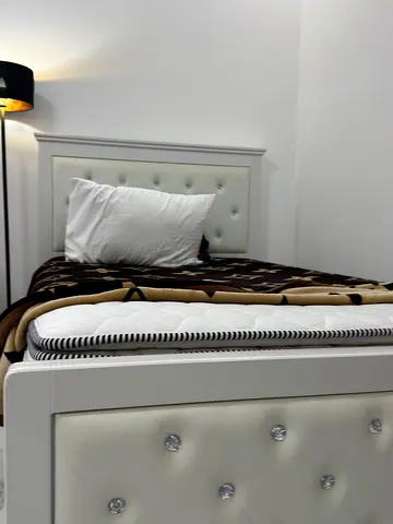 White tufted double bed frame with headboard (good condition)