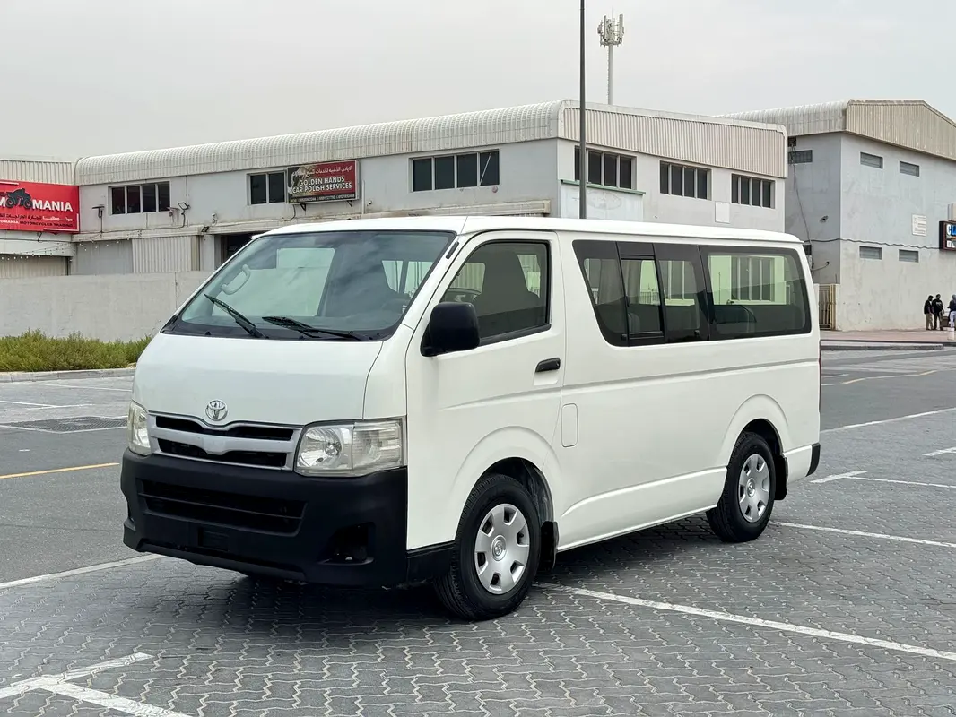 Toyota Hiace 2013 — photo 1 of 12