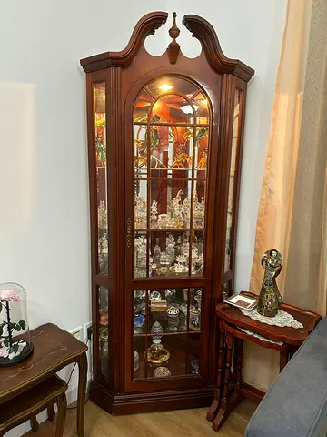 Wooden showpiece cabinet