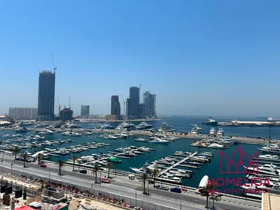 غرفتي نوم مطلة على المارينا | تخطيط الزاوية | الوصول إلى الشرفة