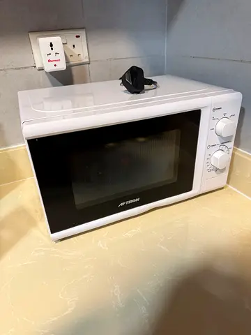 Compact countertop microwave in good working condition
