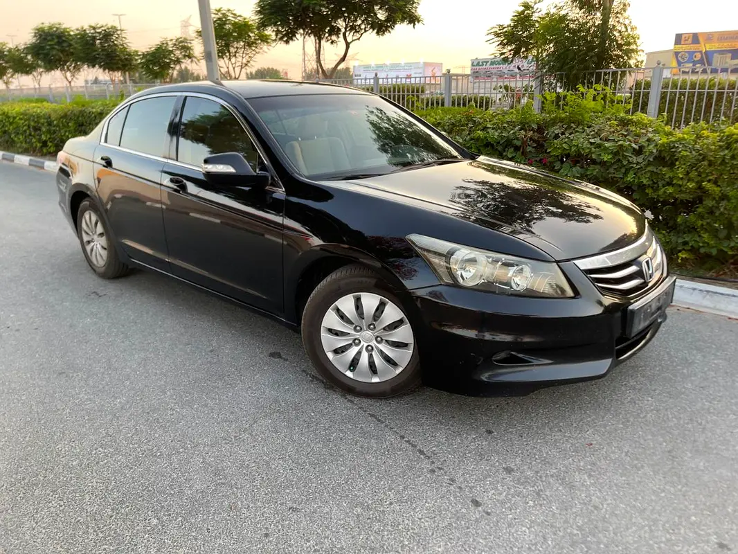Honda Accord 2011 — photo 1 of 17