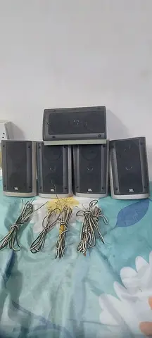 JBL 8ohms 100w 5 speakers per speakers 1.2 kg heavy duty two surround come with wall hanging clamp