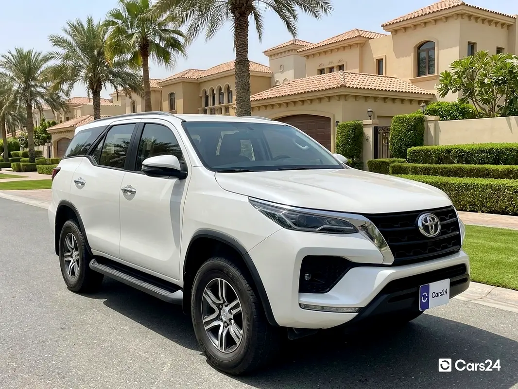 Toyota Fortuner 2023 — photo 1 of 13