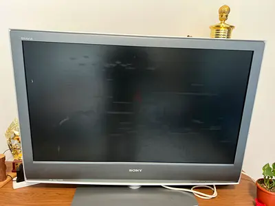 Sony BRAVIA 40-inch LCD TV (Model KLV-40S200A) - Good Condition.will provide google chromcast free