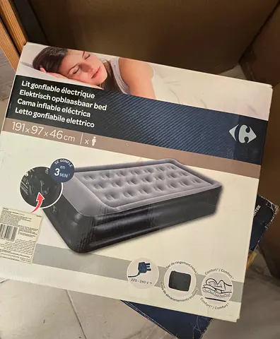 2 inflatable air mattresses with built-in electric pump