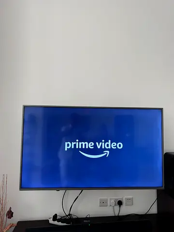 55 inch LED Hisense Smart TV - Good Working Condition, Mounted