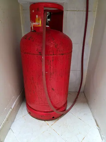Used Red LPG Gas Cylinder (Standard Size) with Hose