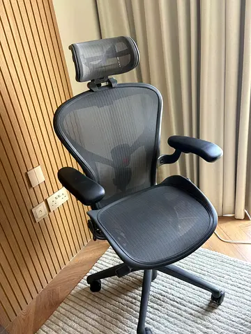 .REMASTERED Herman Miller Aeron Chair Fully Adjustable Graphite Size C with Headrest