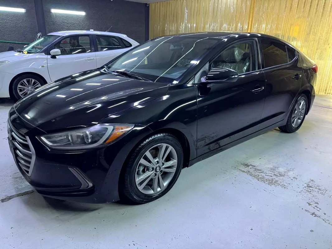 Hyundai Elantra 2018 — photo 1 of 12
