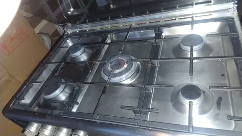 Gas stove / cooker with 4 control knobs - used