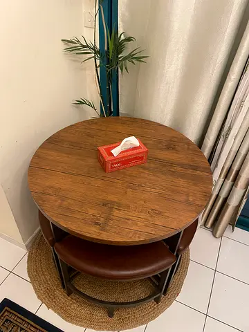 High rise table with 4 chairs in excellent condition.