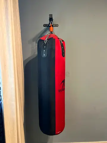 Heavy duty hanging punching bag with swivel chain - good condition