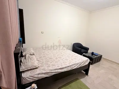Master room available in 4 BHK flat Near Lakepark / WTC / Khalifa street