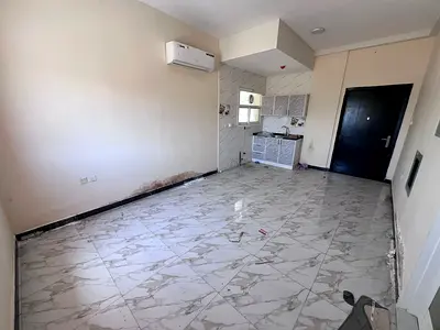 استوديو بمساحة كبيرة تقسيم عملي ومريح إضاءة طبيعية ممتازة تشطيبات نظيفة ومرتبة
