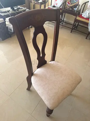 Classic wooden dining chair with padded cream seat (4 chairs