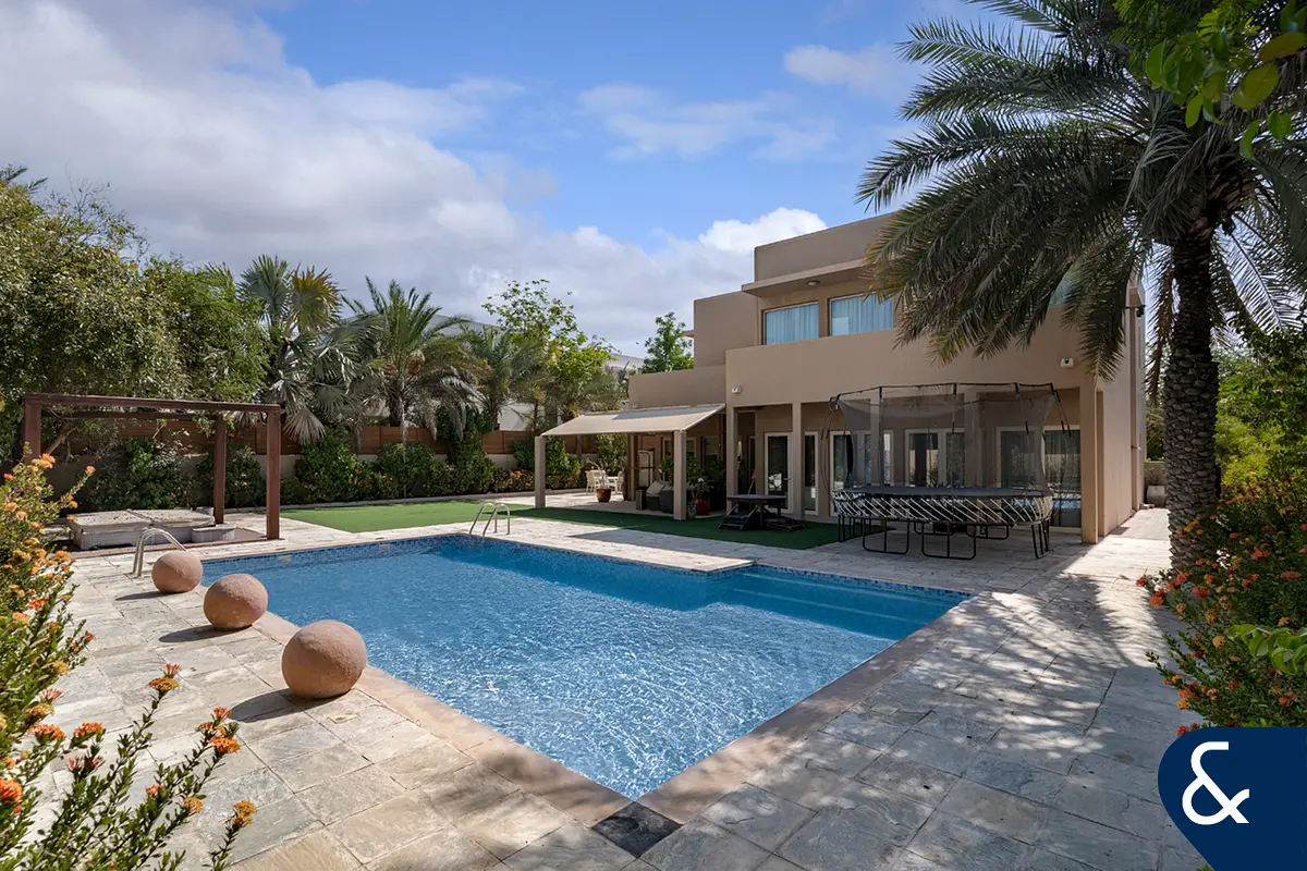 Perfect Location | Huge Plot | Vacant On Transfer