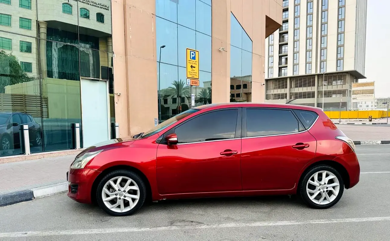 Nissan Tiida 2014 — photo 1 of 8