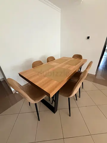 Wooden dining table with 6 upholstered chairs - good condition