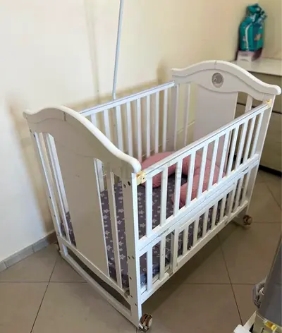 White Wooden Baby Crib with Wheels and Mattress , Baby 3-in-1 adjustable crib in very good condition