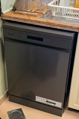 Hisense freestanding stainless steel dishwasher - excellent working condition