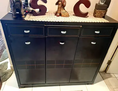 Shoe cabinet