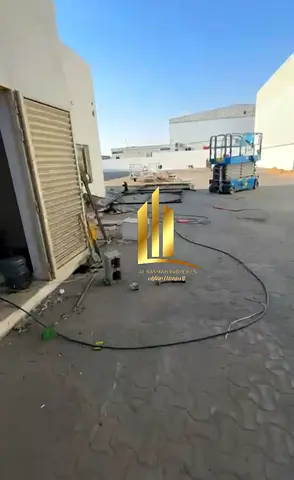 🏭 للإيجار – شبرة مع أرض مبلطة ومرافق متكاملة 🏭